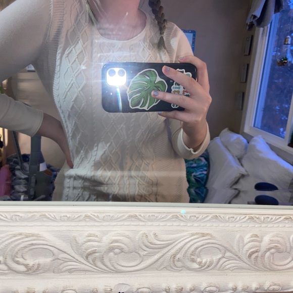 White and vintage cozy, cabled sweater 🤍 - Picture 2 of 3